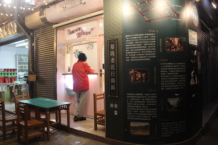 商圈街道的牆壁上介紹著委託行過去歷史。葉先鵬攝