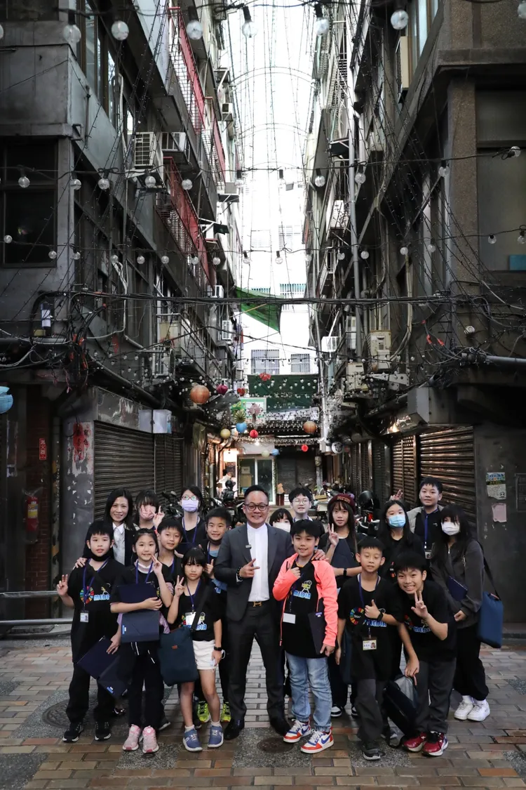 議長童子瑋為了不讓委託行文化被時代洪流淹沒，與一些志同道合的年輕人創建了「YesWeCan協會」在商圈做社區營造。童子瑋提供