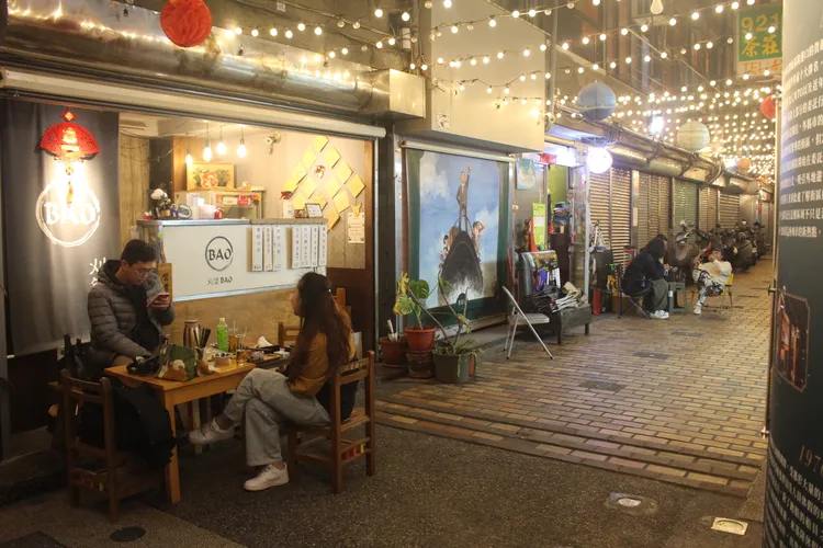 夜幕降臨後，委託行周邊不少餐廳都開始營業，晚間9點多都還有民眾在暢飲聊天。葉先鵬攝