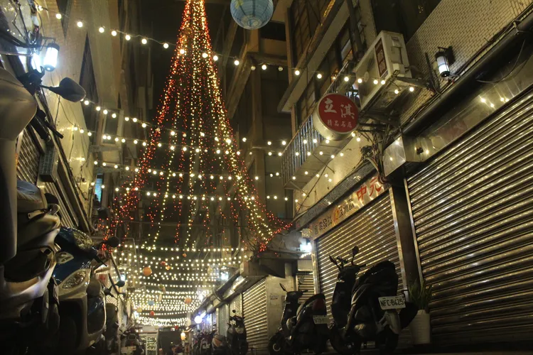 夜晚的委託行商圈布置了不少燈條裝飾，幫助街道增添活力。葉先鵬攝