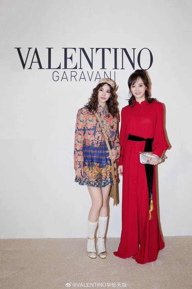蔡依林（左）和孫儷穿著VALENTINO創意總監Alessandro Michele呈獻的2025早春系列出席活動。翻攝VALENTINO微博
