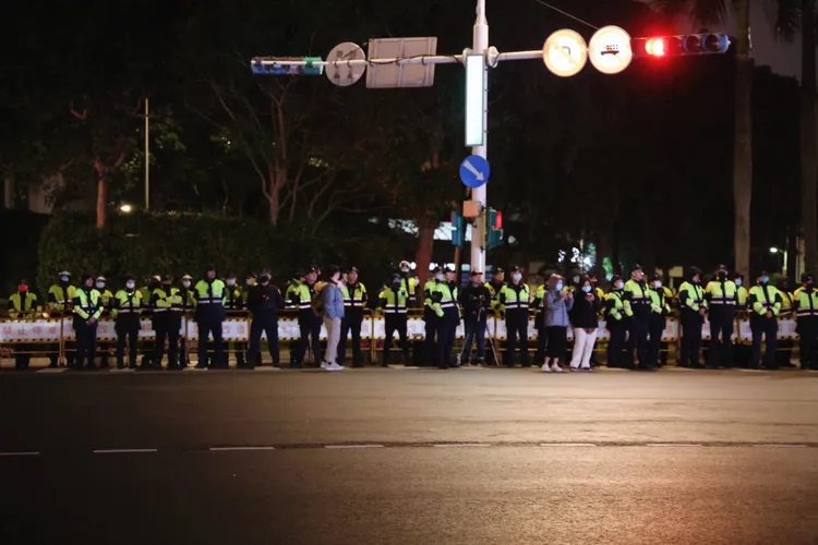 台北市警方緊急部署上百名警力，封鎖愛國西路口。記者李俊毅攝