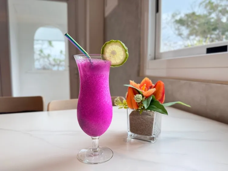 「船帆石No.1000」裡的「粉紅奇蹟」口感香甜濃郁，由屏東的火龍果搭配優酪乳而製成，十足的網美飲品。業者提供