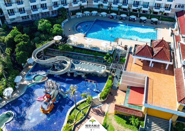 福容墾丁店的游泳池，全年無休，更是墾丁地區唯一同時擁有戶外泳池、室內水療池，以及大型兒童戲水池、滑水道等設施的星級酒店。業者提供