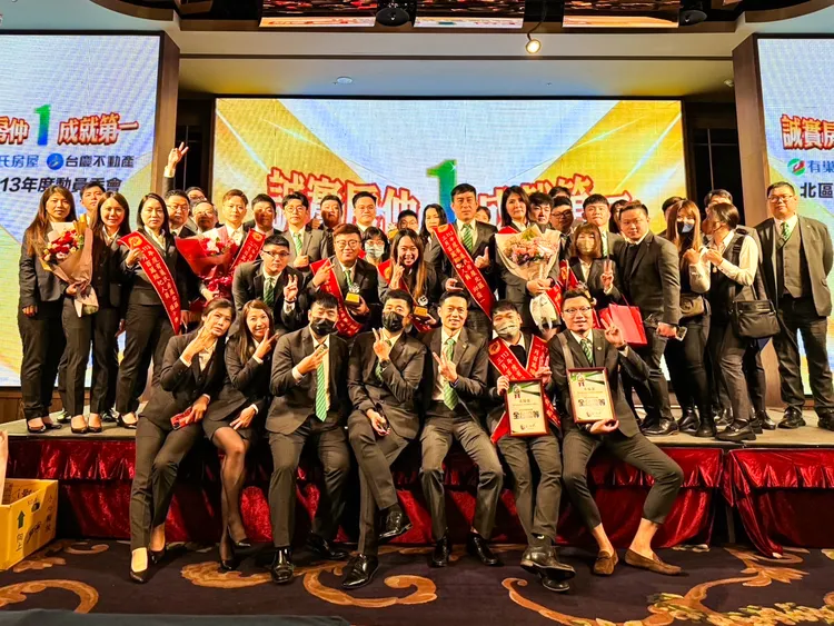 有巢氏房屋陳韋蒔店長很滿意團隊2024年表現，以逾4,500萬業績，拿下年度業績競賽獎項 。永慶房產集團提供