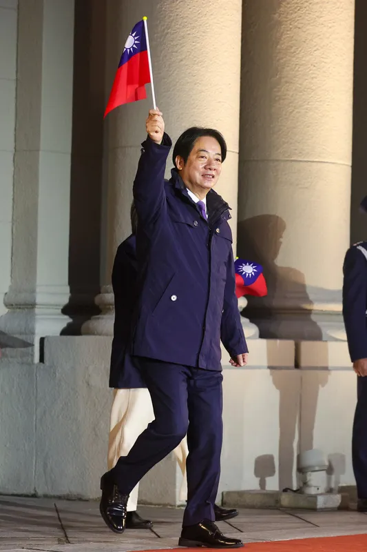 總統賴清德（圖）1日清晨在總統府出席114年元旦升旗典禮，賴總統揮舞國旗致意。中央社