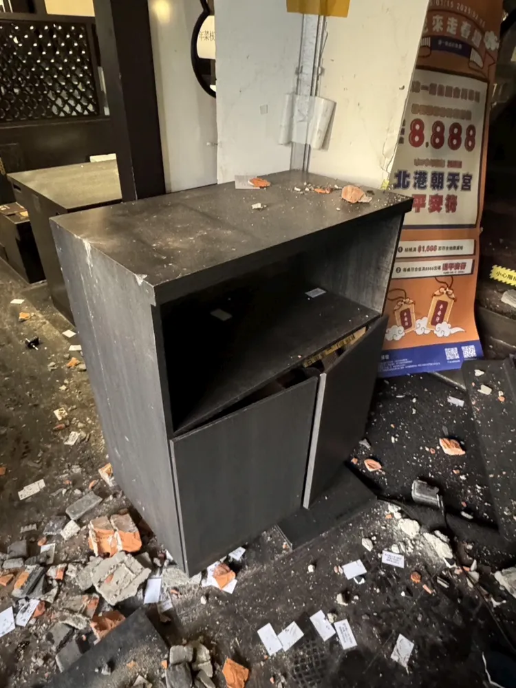 店內滿目瘡痍。民眾提供
