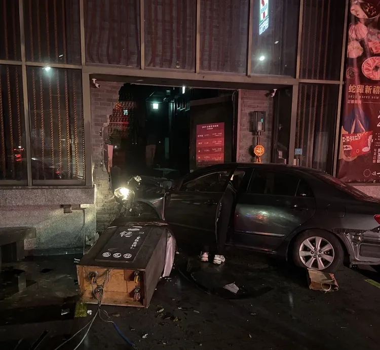 轎車撞進火鍋店。民眾提供
