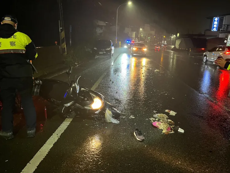 台中市外埔區機車撞上穿越馬路的行人，造成2人受傷。民眾提供