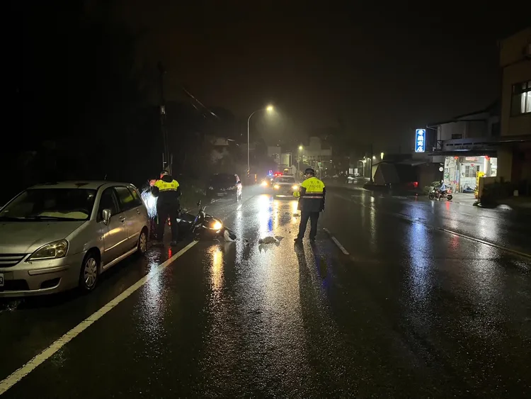 機車撞上違規穿越馬路的行人，造成2人受傷。民眾提供