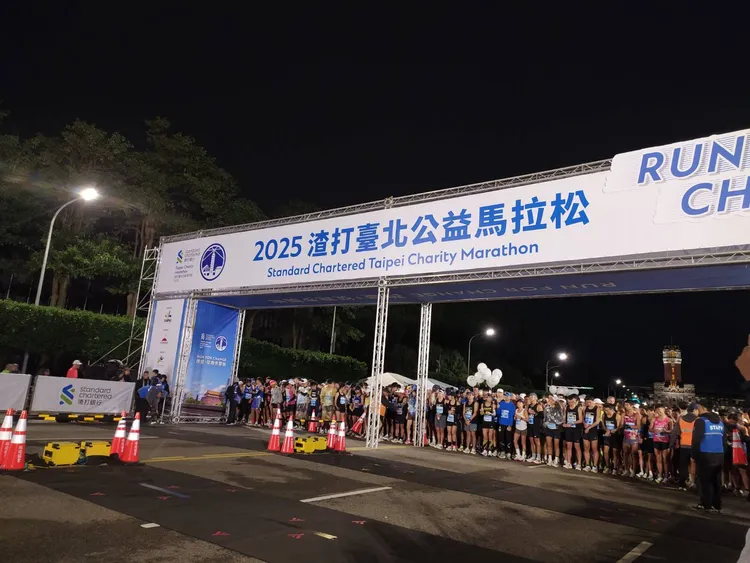 2025渣打臺北公益馬拉松於今日(1月12日)清晨5點30分正式開跑。許麗珍攝