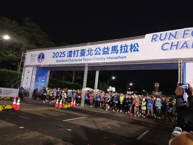 2025渣打臺北公益馬拉松於今日(1月12日)清晨5點30分正式開跑。許麗珍攝