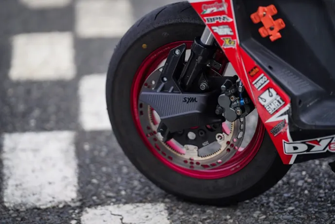 冠軍剎車導風罩源自於世界頂級機車賽事的技術，藉由導入車輛前方的冷空氣，經漸縮式的導風管設計，冷卻因激烈操駕而產生高熱的剎車來令片與碟盤。業者提供