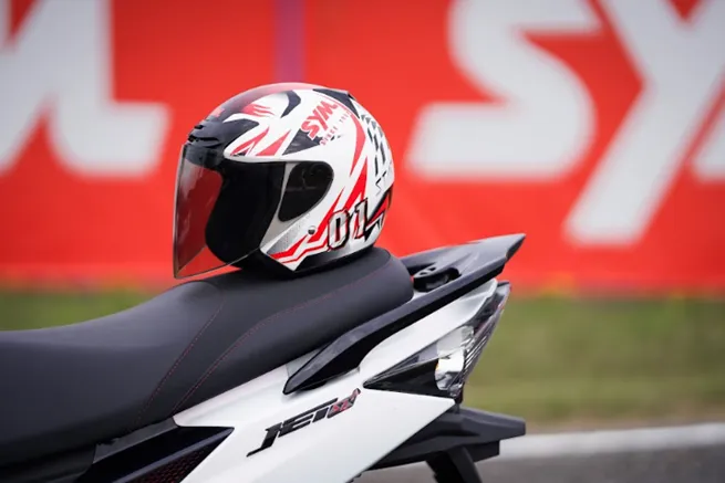 SYM賽車廠隊彩繪安全帽復刻SYM賽車車手的安全帽彩繪，並加入代表冠軍的01選手編號。業者提供