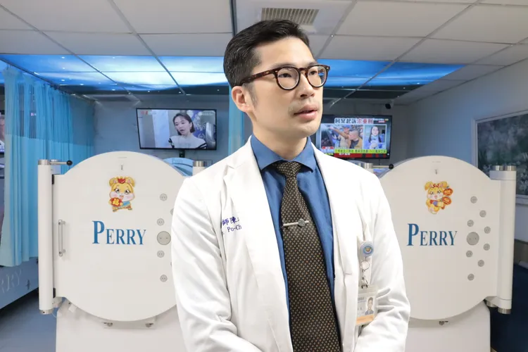 陳柏辰主任說，高壓氧能夠加強側肢循環生成，加速傷口癒合、帶入更多抗生素到達感染周邊。彰化醫院提供