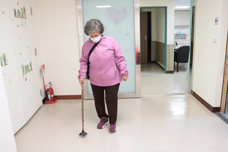 謝姓婦人接受10次高壓氧治療後，左膝因置換人工關節的疼痛問題已解除。彰化醫院提供