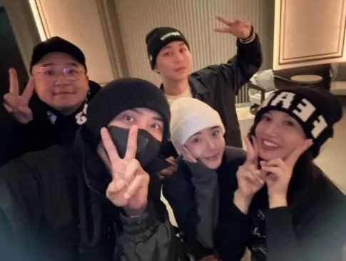 羅志祥（左二）po出與工作夥伴大合照，裡面有2位漂亮妹子。翻攝羅志祥IG