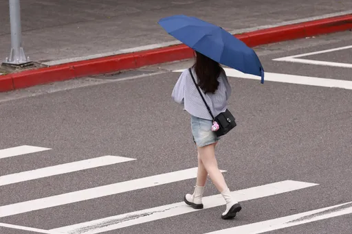 駕駛「確定沒人」才轉彎 下秒慘被罰6千!還要請假上課超傻眼