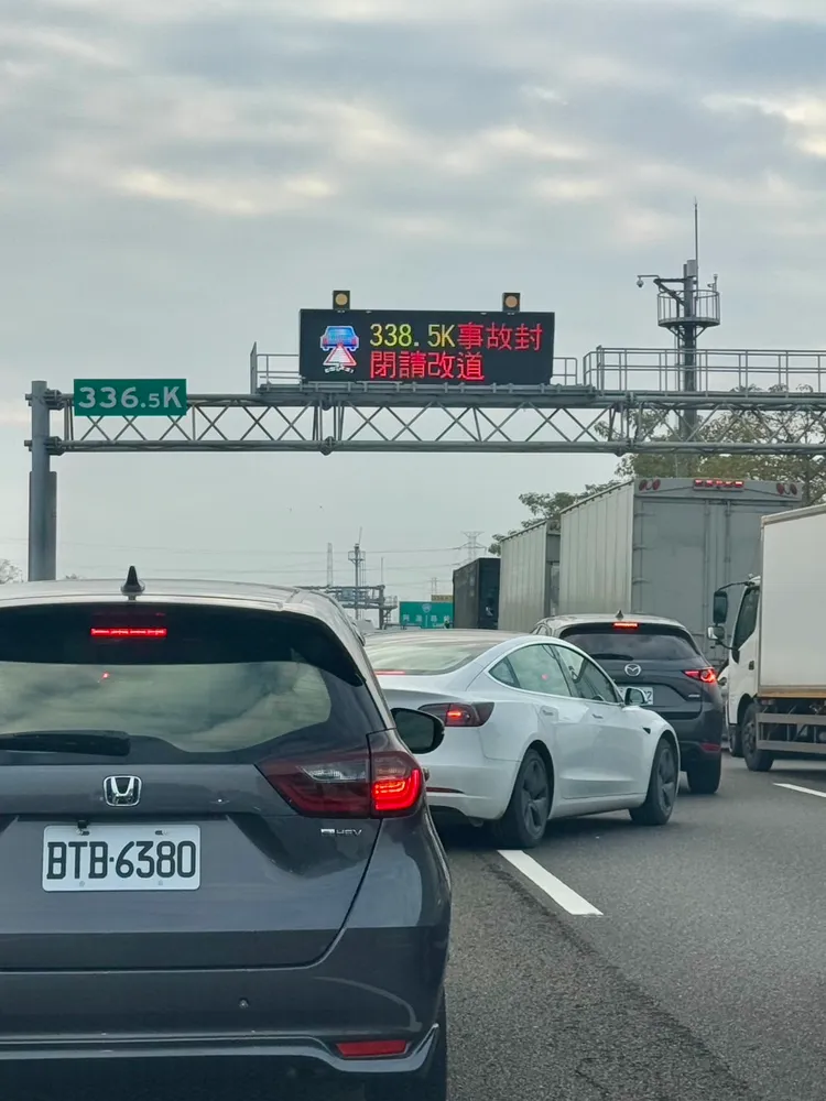 國1路竹段11車撞成一團，造成嚴重塞車。讀者提供