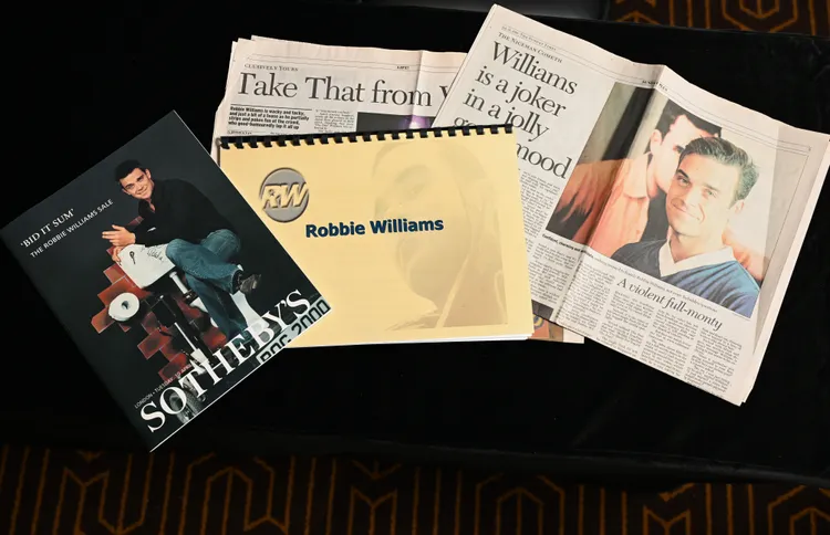 吳佳倫當年收藏羅比威廉斯相關報導與資料。台北双喜提供