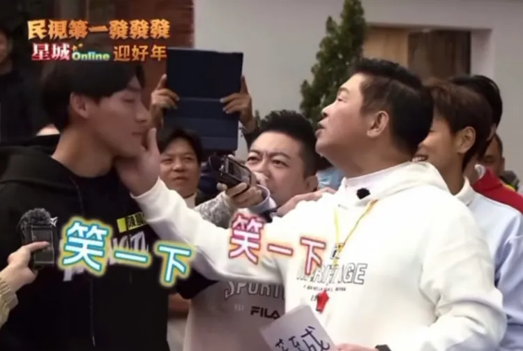 曾國城錄製過程拍了陳晨威臉頰。翻攝民視YT