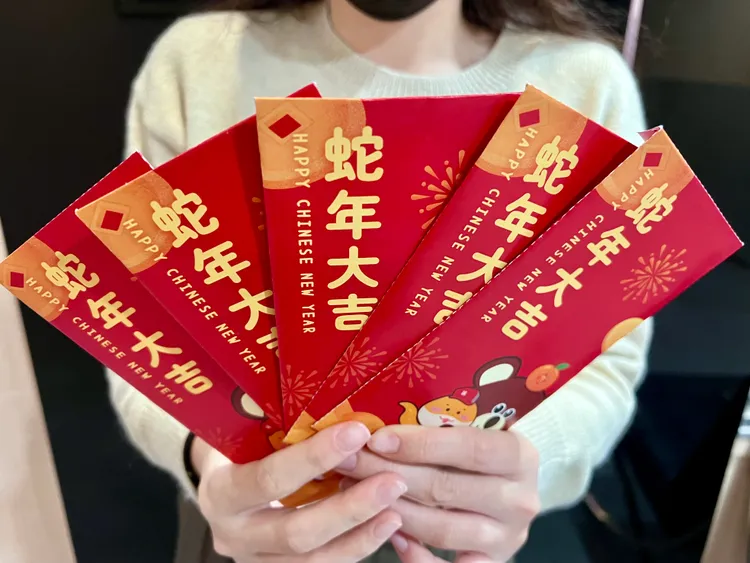 期間消費滿200元，即可獲得1組限量蛇年紅包袋。OKmart提供