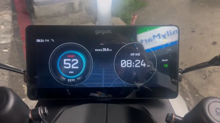 車子在未行駛的狀況下儀表板時速仍顯示52公里。許小姐提供