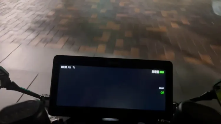 去年9月30日啟動後，螢幕僅顯示時間、電池電量，時速等其他資訊無法顯示。許小姐提供