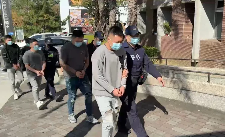 警方帶回鬧事的4名涉案男子，詢後依聚眾鬥毆、傷害等罪嫌送辦。民眾提供