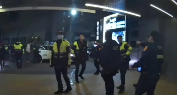 今天清晨接獲報案，警方出動快打部隊12人前往摩鐵處理。民眾提供