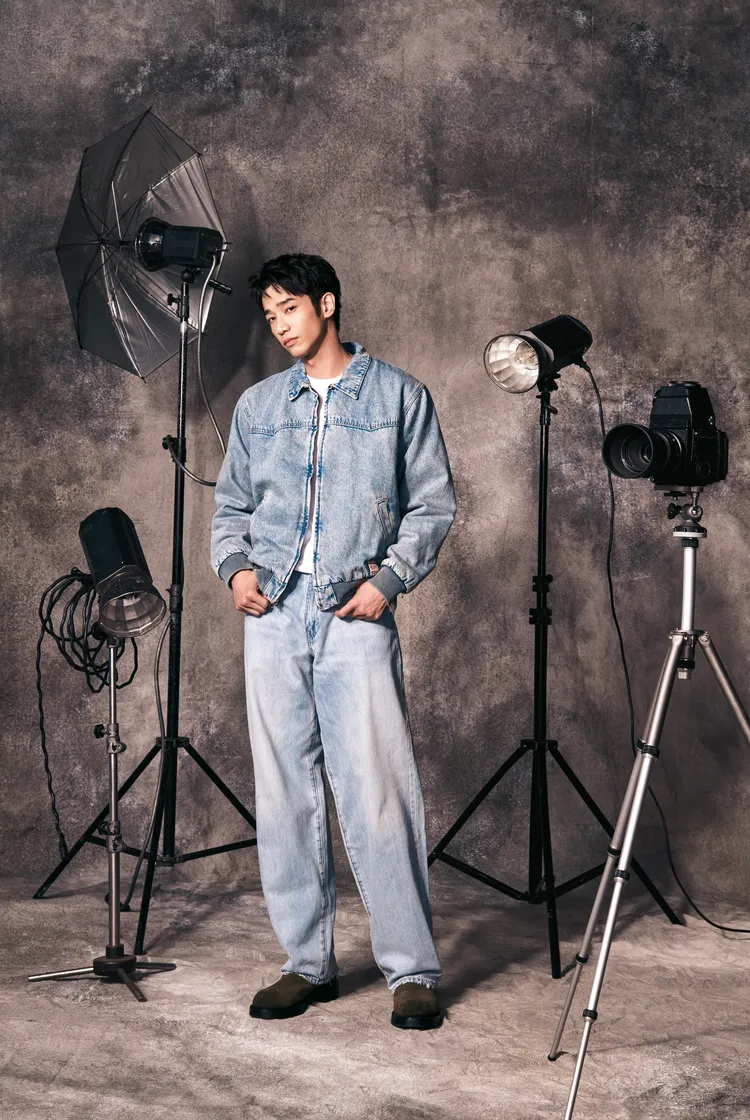 劉以豪穿著Workwear工裝系列的水洗藍牛仔外套、淺色丹寧褲。品牌提供