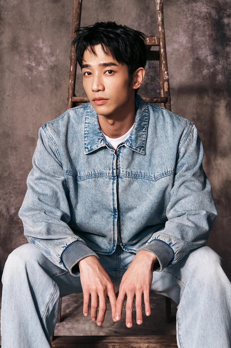 淺色丹寧面料更能穿出質感型男風格。品牌提供