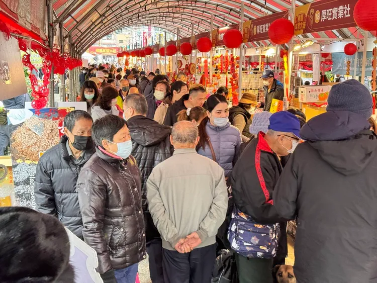 桃園年貨大街活動吸引大量人潮參觀採購年貨。警方提供