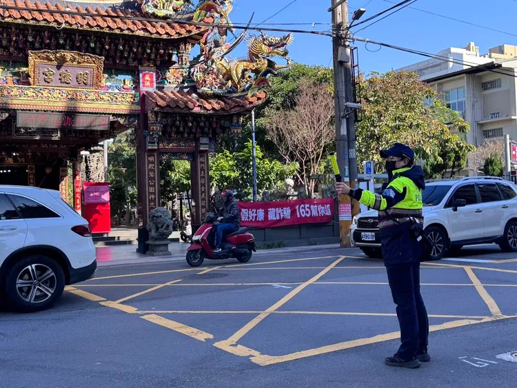 桃園警察分局投入員警及義交協助年貨大街交通疏導管制及會場安全維護工作。警方提供