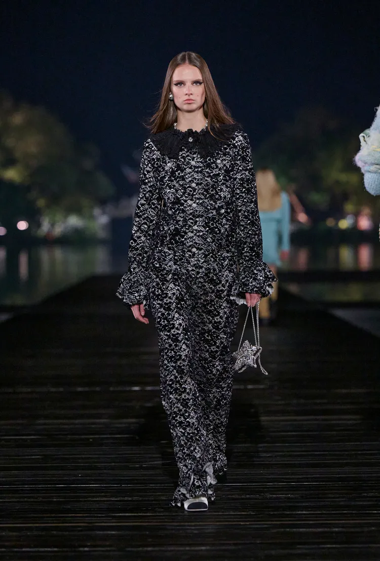 GD身著的香奈兒2024-25工坊系列設計。品牌提供