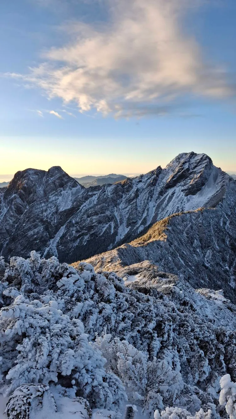 玉山氣象站已降雪且積雪相當美麗。氣象署提供