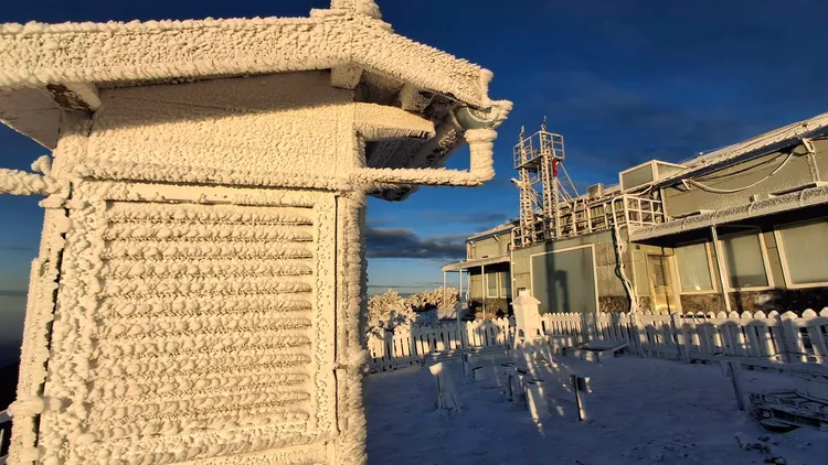 玉山氣象站已降雪且積雪相當美麗。氣象署提供