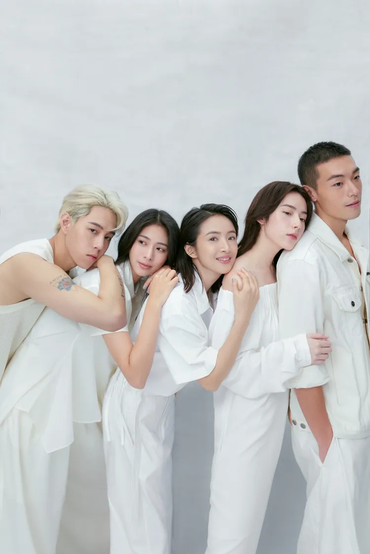 林依晨領軍師弟妹拍攝周子娛樂2025年曆。周子娛樂提供