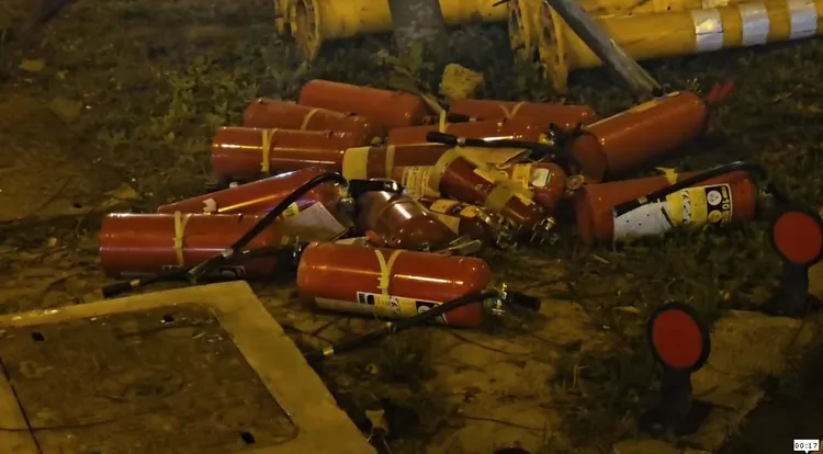 超商店員與其他民眾拿了多支滅火器前往搶救。讀者提供