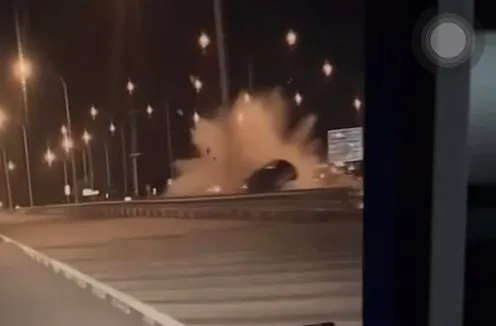 車輛撞擊瞬間。翻攝畫面