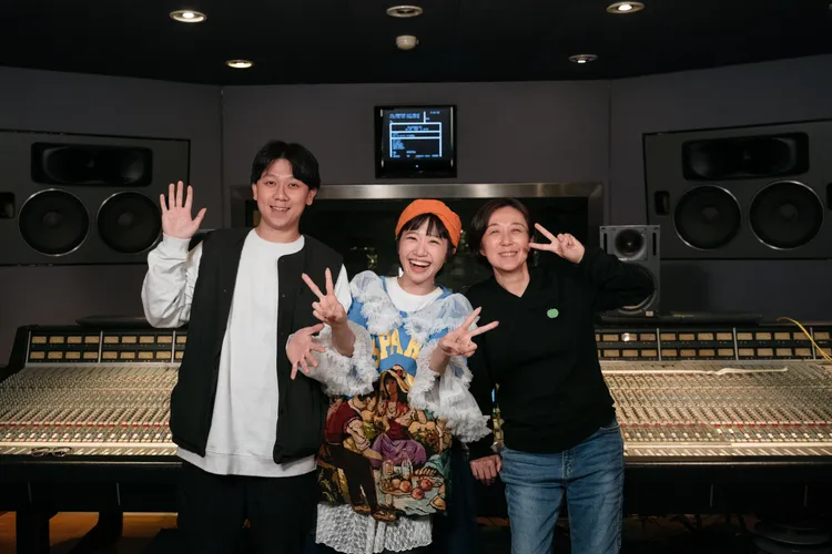 黃韻玲（右）與兒子阿舍（左）組成的「阿玲娘」和Lulu共譜兒歌。小公視提供