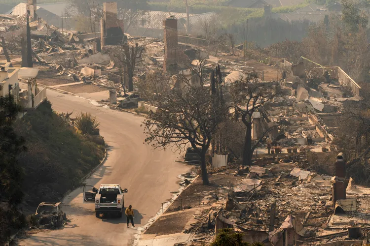 洛杉磯豪宅區遇野火，燒過之處都是斷垣殘壁。路透