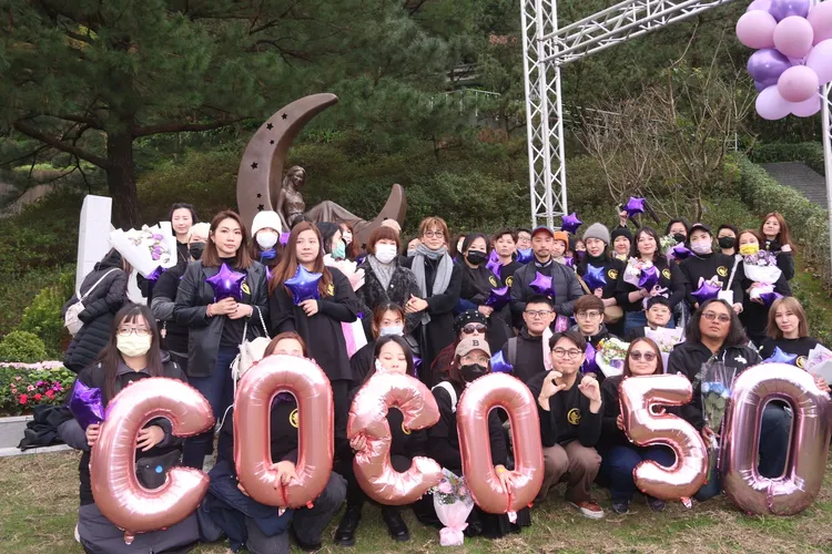 李玟家人與粉絲一起為雕像揭幕。娛樂中心攝