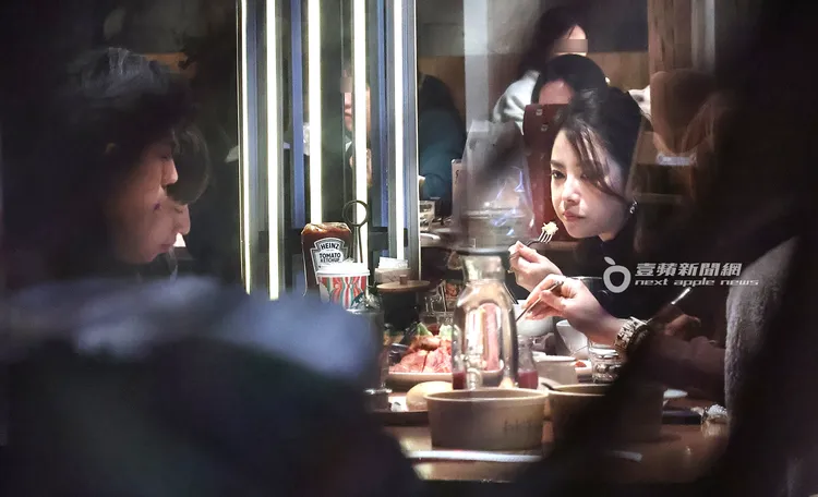 徐懷鈺（右）與2名韓系小鮮肉共進晚餐。特勤中心攝