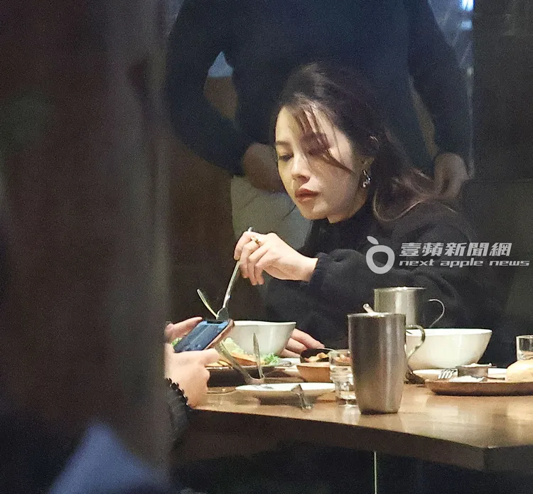 徐懷鈺（左）工作一整天，先吃開胃小菜充飢。特勤中心攝