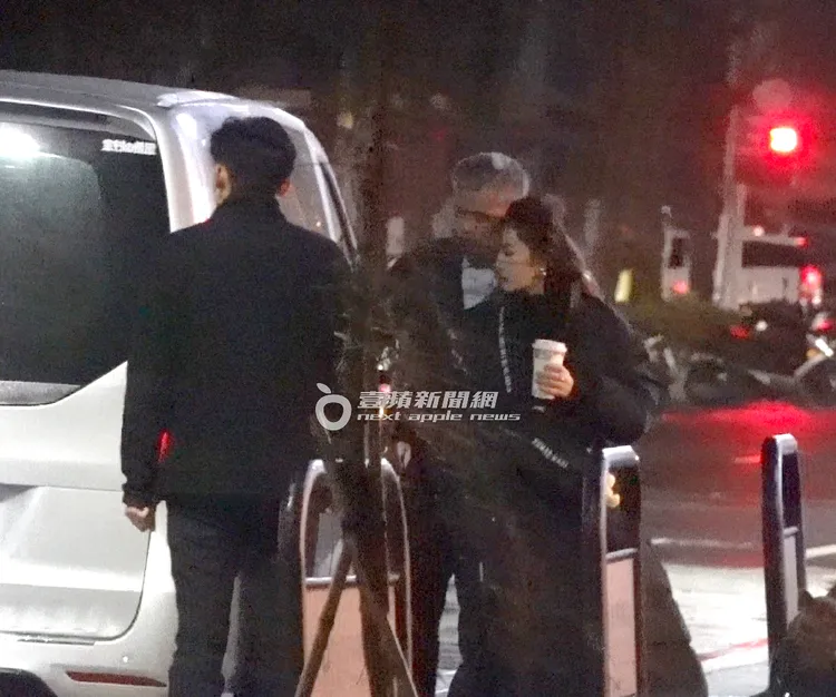 徐懷鈺（右）下車抵達林口「貳樓」餐廳。特勤中心攝