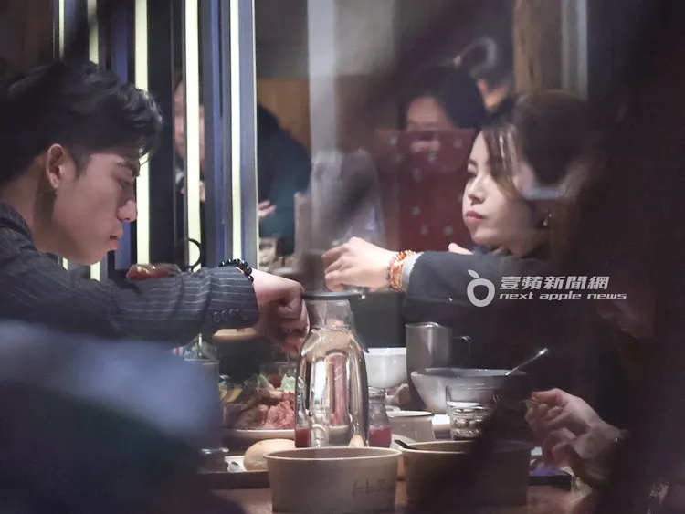 徐懷鈺（右）與韓系小鮮肉對坐，同桌共進晚餐。特勤中心攝
