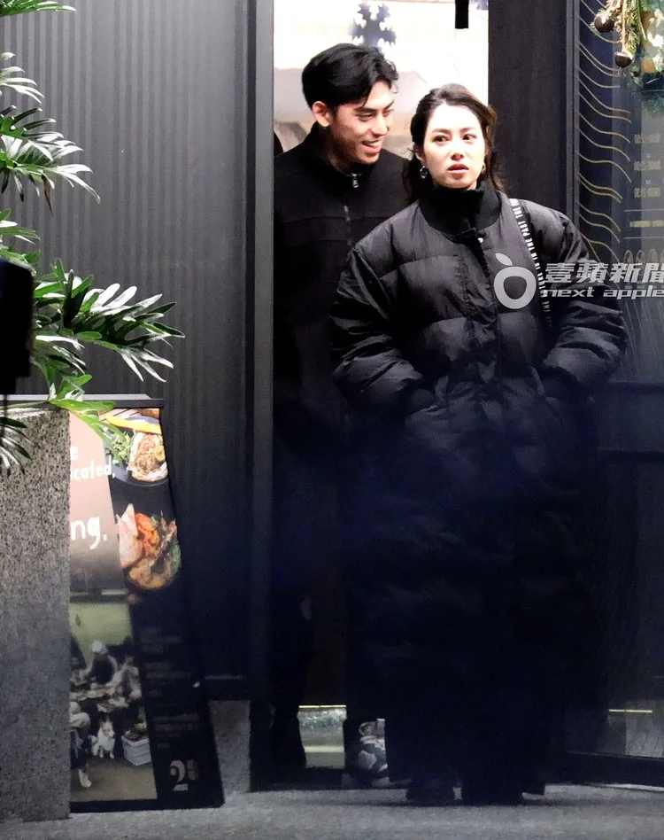 徐懷鈺與小鮮肉一前一後走出餐廳。特勤中心攝