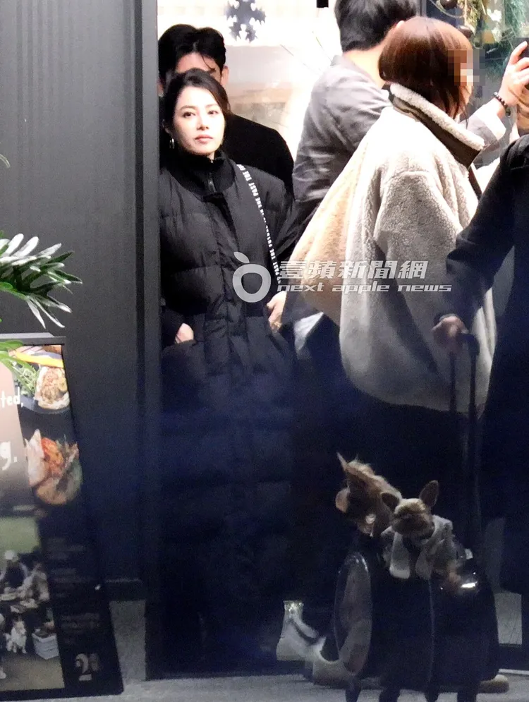 餐畢，徐懷鈺（左）帶著2隻約克夏愛犬步出餐廳。特勤中心攝