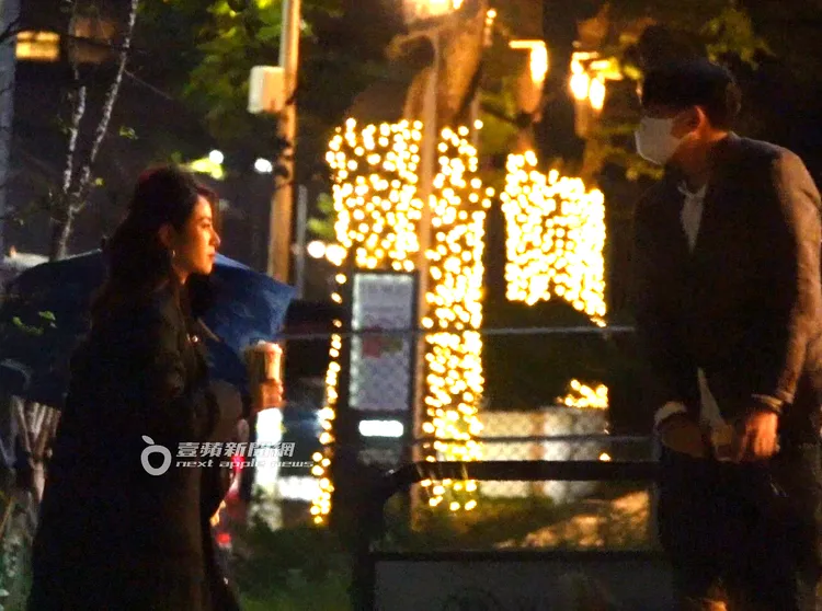 徐懷鈺（左）拿著熱咖啡走進餐廳。特勤中心攝